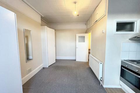 Studio to rent, Tonbridge Road, Maidstone ME16