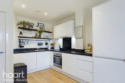 1 bedroom flat for sale, Apple Yard, London