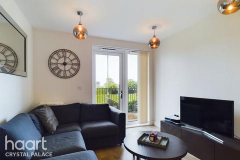 1 bedroom flat for sale, Apple Yard, London