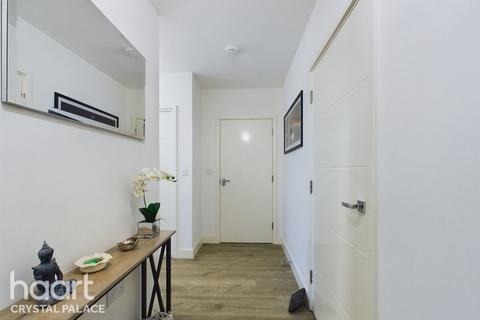 1 bedroom flat for sale, Apple Yard, London