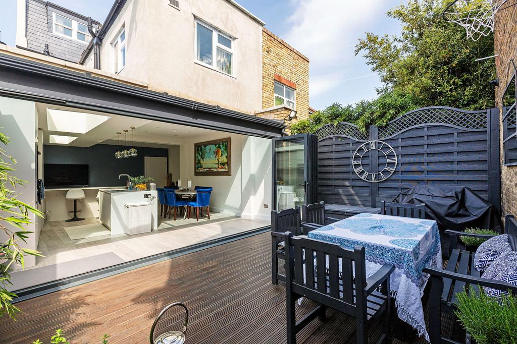 Stephendale Road, London SW6 2 bed ground floor flat for sale £900,000