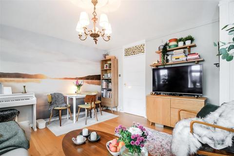 30 Rayne Court, London, E18 2BS