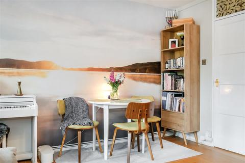 30 Rayne Court, London, E18 2BS
