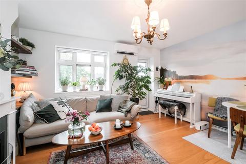 30 Rayne Court, London, E18 2BS