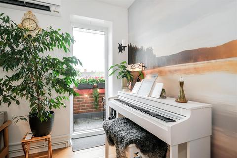 30 Rayne Court, London, E18 2BS