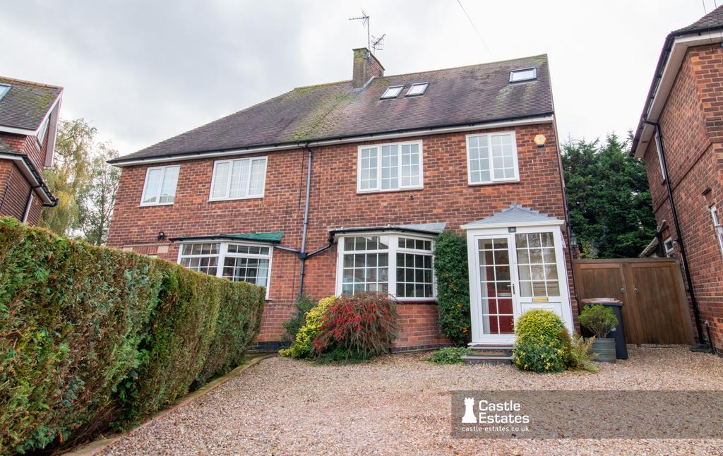 Three bedroom Semi-Detached house for sales