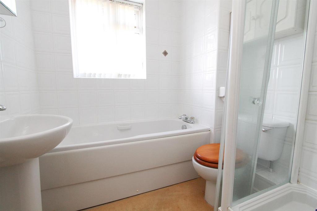 BED 1 ENSUITE.jpg