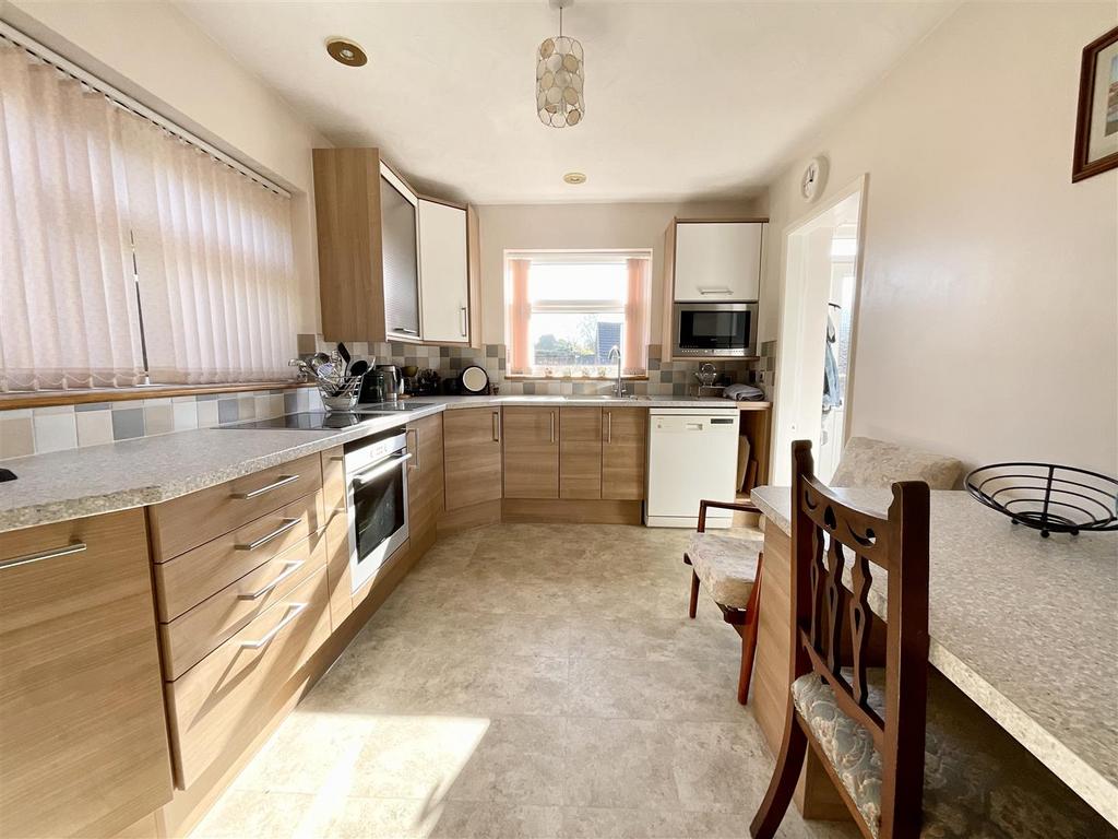 Byward Drive, Scarborough 3 bed semidetached bungalow for sale £210,000