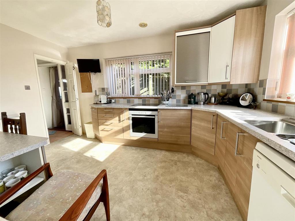 Byward Drive, Scarborough 3 bed semidetached bungalow for sale £210,000
