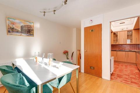 2 bedroom duplex to rent, Britten Close, Golders Green, NW11