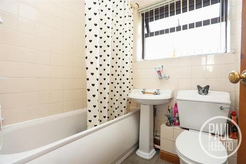 76 Cowslip Crescent, Lowestoft, NR33 8LB