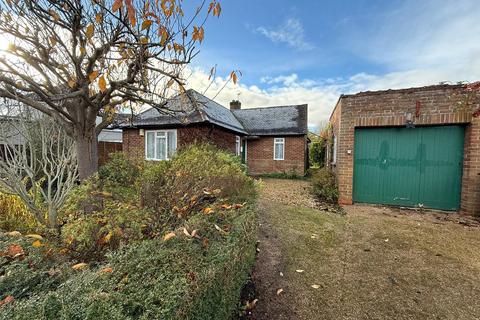 3 bedroom bungalow for sale, Summers Road, Godalming, Surrey, GU7