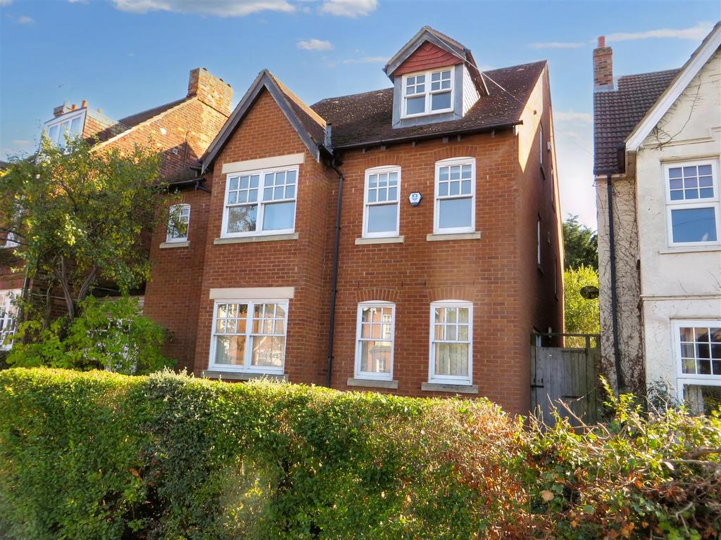 Pemberley Avenue, Bedford 5 bed detached house for sale £700,000