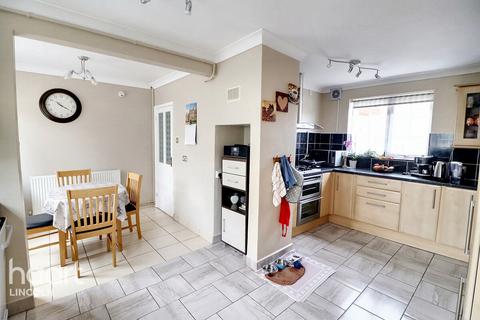 3 bedroom semi-detached house for sale, Gainsborough Gardens, Lincoln