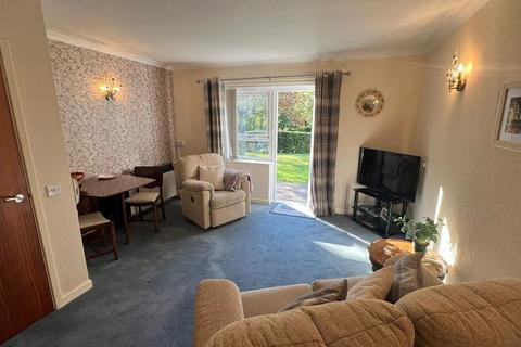 2 bedroom ground floor flat for sale, Parklands Court, Sketty, Swansea