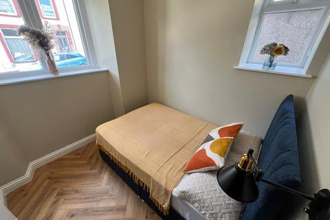 2 bedroom ground floor flat to rent, Westbury Street, Swansea