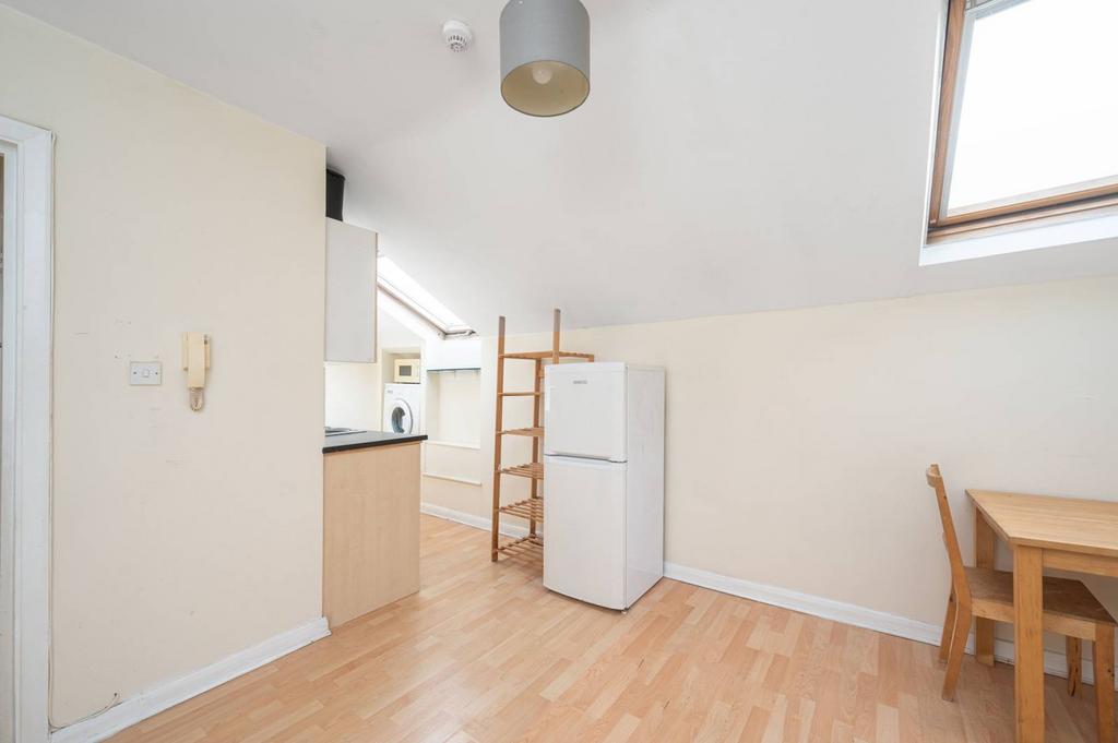 Burton Road, Kilburn, London, NW6 1 bed flat to rent £1,300 pcm (£300 pw)