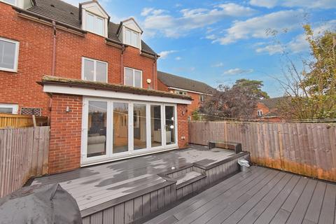 5 bedroom end of terrace house for sale, Field Park Grange, Gildersome, Leeds