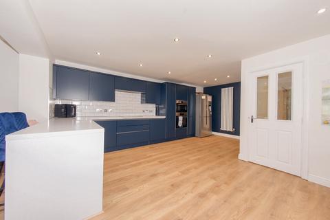 5 bedroom end of terrace house for sale, Field Park Grange, Gildersome, Leeds