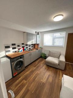 Studio to rent, 56 Meadow Close