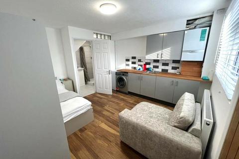 Studio to rent, 56 Meadow Close