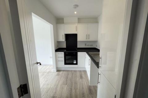 2 bedroom flat to rent, Westway, Caterham