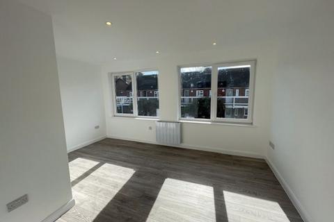 2 bedroom flat to rent, Westway, Caterham
