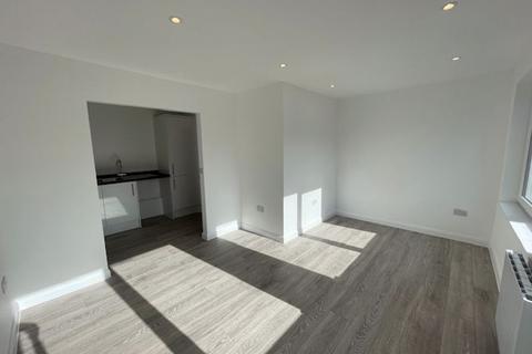 2 bedroom flat to rent, Westway, Caterham