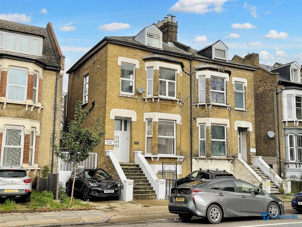 Romford Road, Forest Gate 3 bed flat to rent £2,350 pcm (£542 pw)