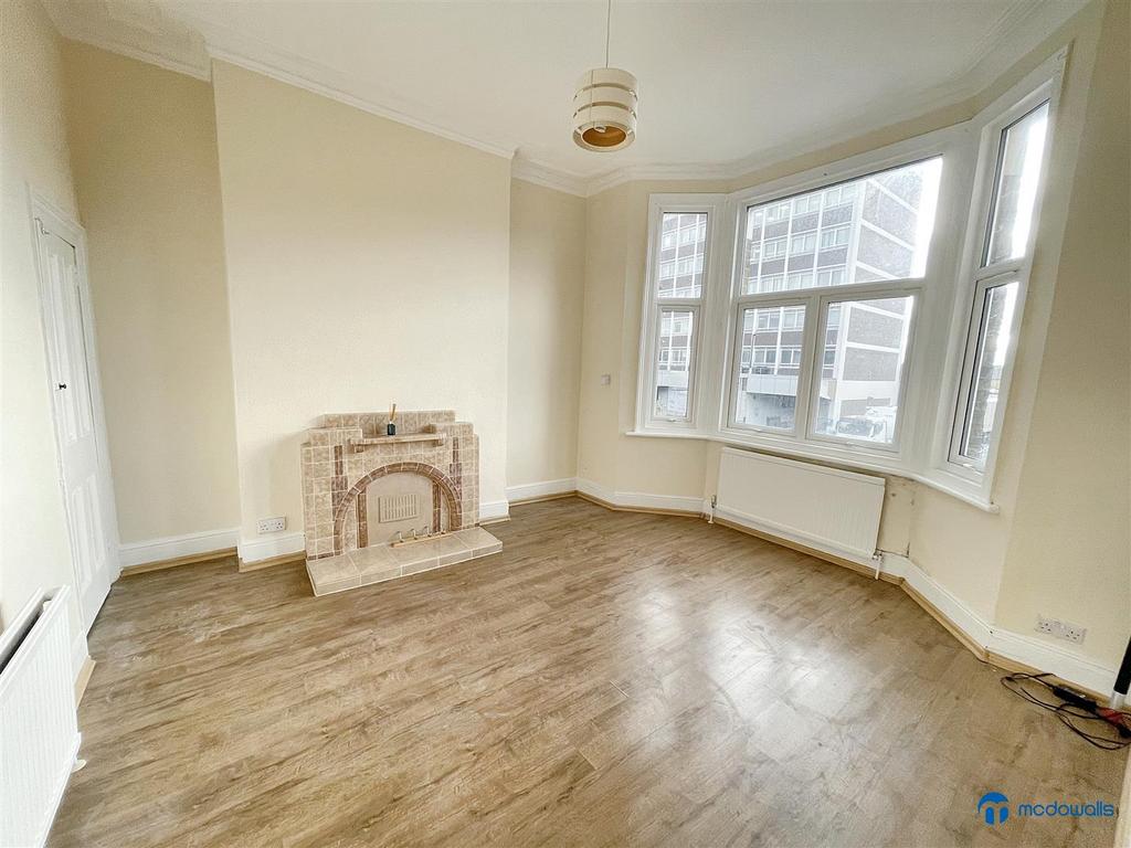 Romford Road, Forest Gate 3 bed flat to rent £2,350 pcm (£542 pw)