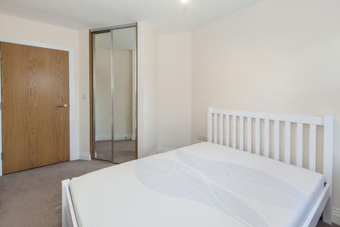 2 bedroom apartment to rent, Oak Lane