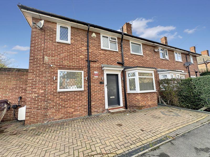Hawthorne Crescent, Slough 3 bed semidetached house to rent £2,300