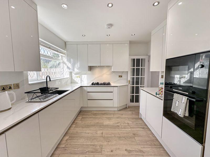 Hawthorne Crescent, Slough 3 bed semidetached house to rent £2,300