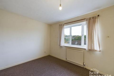 2 bedroom terraced house to rent, Bilsington Close, Chatham