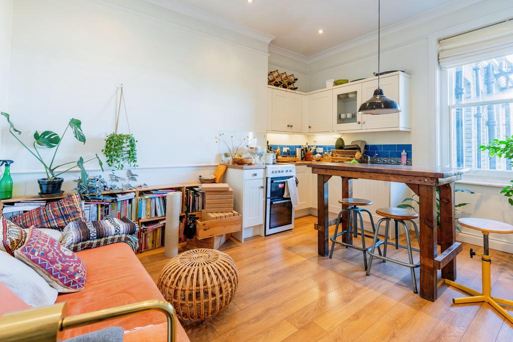 Highbury Crescent, N5 1 bed flat to rent £2,200 pcm (£508 pw)