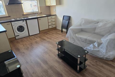 2 bedroom flat to rent, High Road