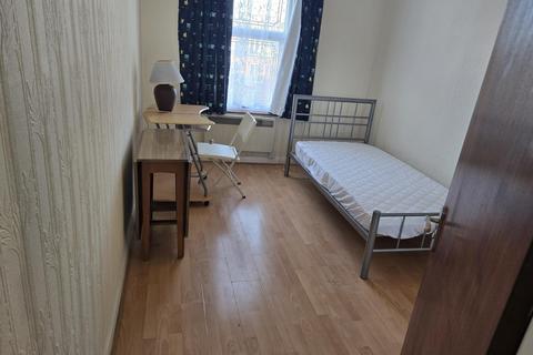 2 bedroom flat to rent, High Road