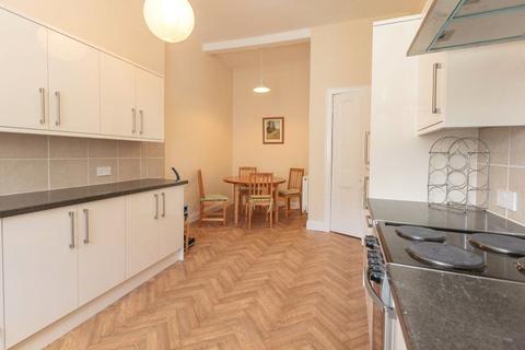 2 bedroom flat to rent, (2f2) Marchmont Crescent, Edinburgh, EH9