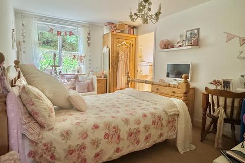 35 Lower Corniche, Hythe, CT21 5TP