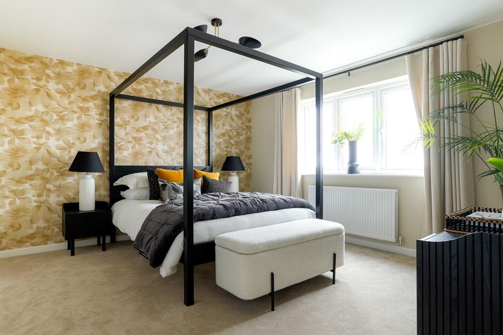 Spacious main bedroom with en suite