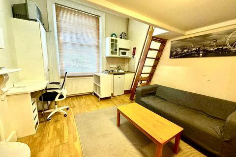 Studio to rent, Linden Gardens, London  W2