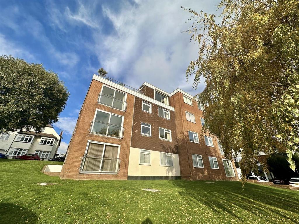 Victor Lodge, Victor Drive, LeighOnSea 2 bed flat for sale £325,000