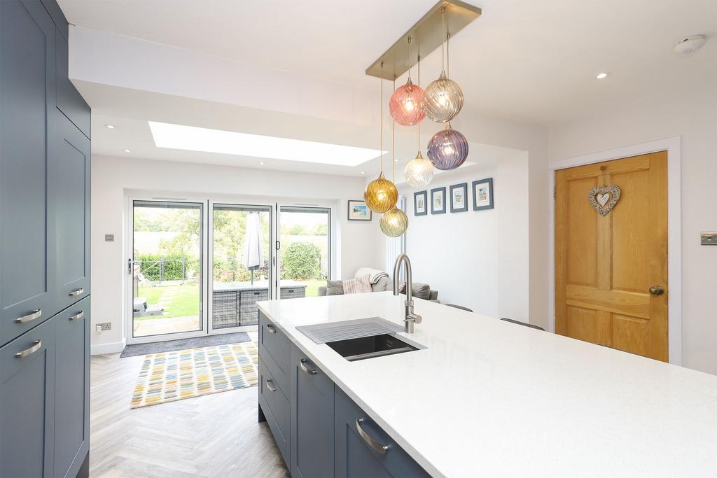 Yew Tree Drive, Chesterfield S40 4 bed property for sale £699,950