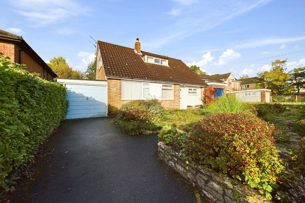 York Road, Broadstone, Dorset, BH18 3 bed detached house - £375,000