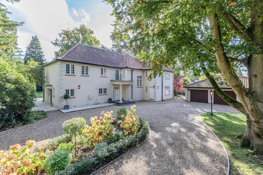 Norfolk Farm Road, Pyrford, Surrey, GU22 5 bed detached house for sale