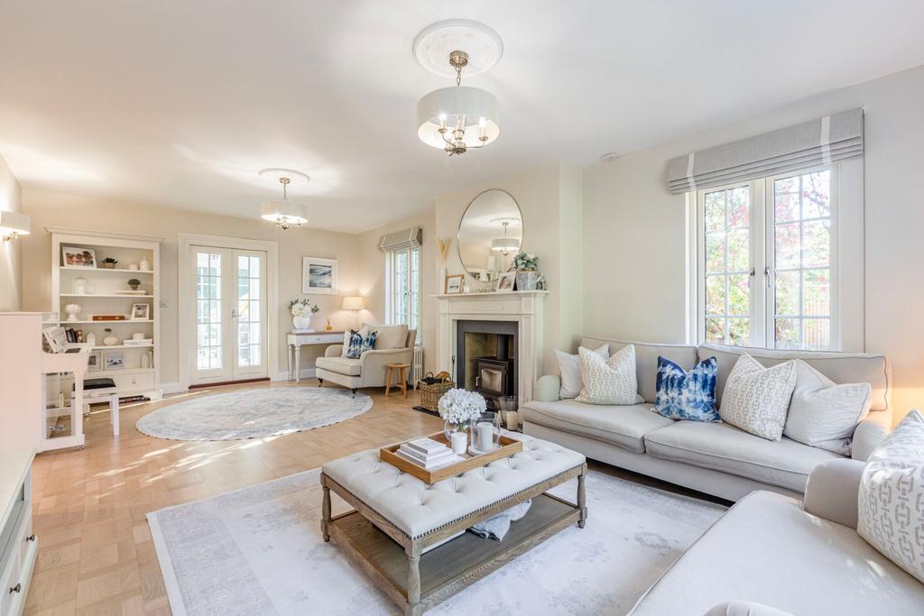 Norfolk Farm Road, Pyrford, Surrey, GU22 5 bed detached house for sale