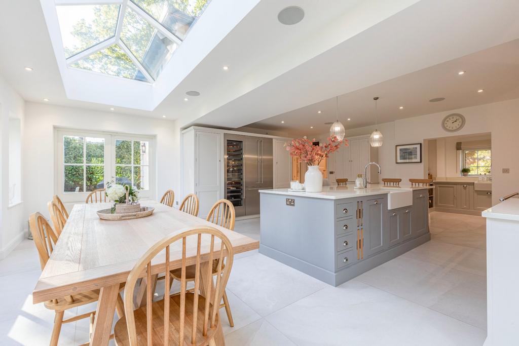Norfolk Farm Road, Pyrford, Surrey, GU22 5 bed detached house for sale