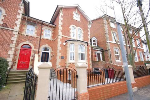 Penthouse to rent, Russell Street, Reading, Berkshire, RG1