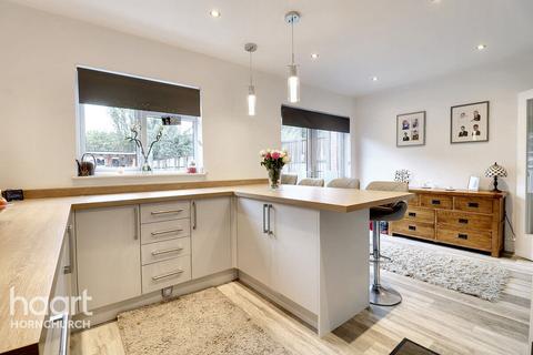 12 Lancaster Drive, Hornchurch, RM12 5SU