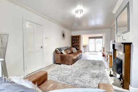 12 Lancaster Drive, Hornchurch, RM12 5SU